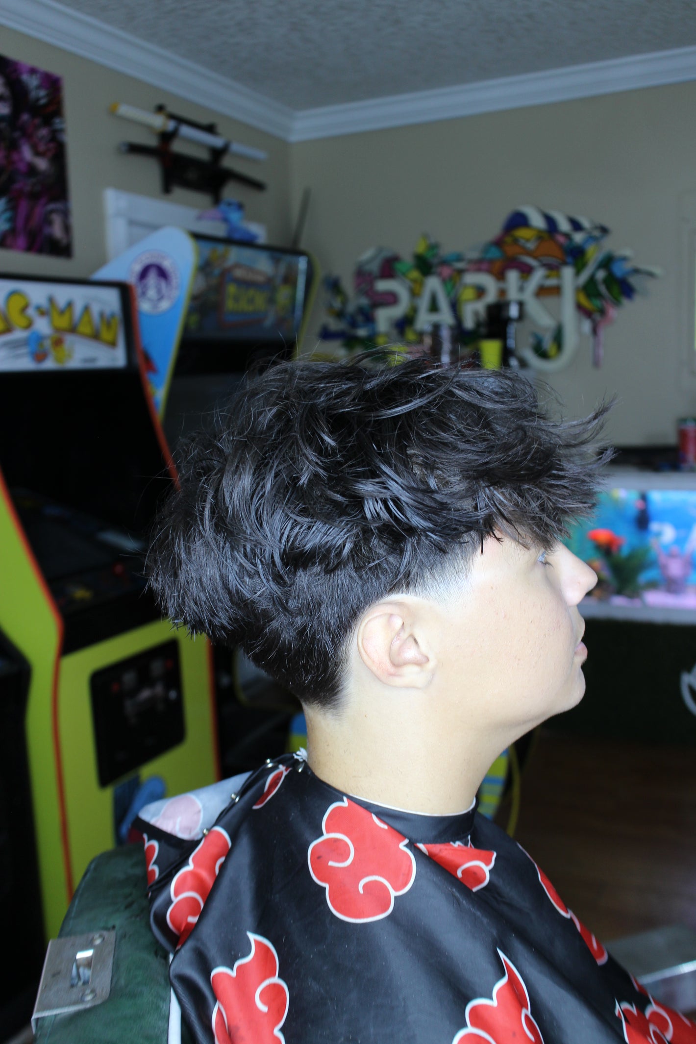 Side profile of a teen after applying sea salt spray, showcasing textured, voluminous sea salt spray hair. This image demonstrates what does sea salt spray do for effortless style and natural hold, highlighting why it's the best sea salt spray for achieving a desired look. Ideal for sea salt spray men, this sea salt hair spray proves effective for both straight and sea salt spray and curly hair, serving as a good sea salt spray that provides results without damage. It's the top choice for those seeking the 